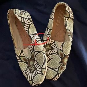 Tom’s canvas flats